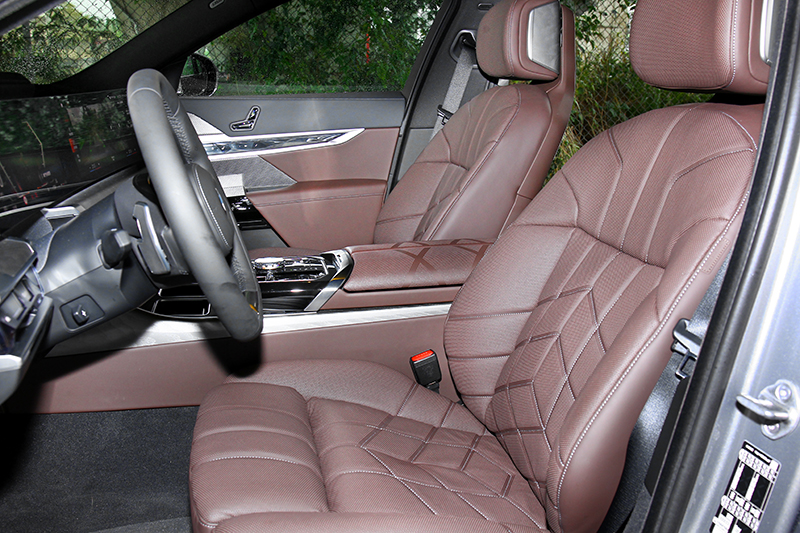 前座椅採Individual Merino包覆和具備加熱/通風功能。