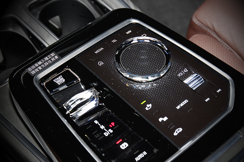 iDrive控制旋鈕、音量控制鍵、排檔撥桿、座椅調整旋鈕為Swarovski水晶。