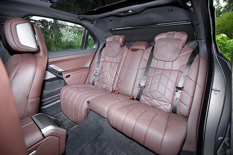 740i Excellence車型後座有加熱通風、按摩功能的豪華總裁座椅。