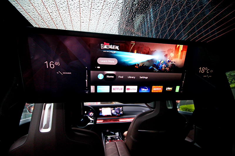 起初以為坐在後座看31.3吋懸浮式螢幕會很怪,但實際體驗感覺超讚,而當使用螢幕時後座遮陽簾也會自動開啟。