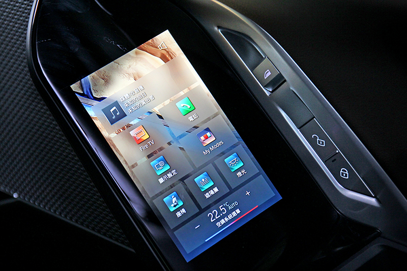 後座扶手處的5.5吋觸控螢幕可啟閉懸浮螢幕、座椅調整、按摩、調整風格。