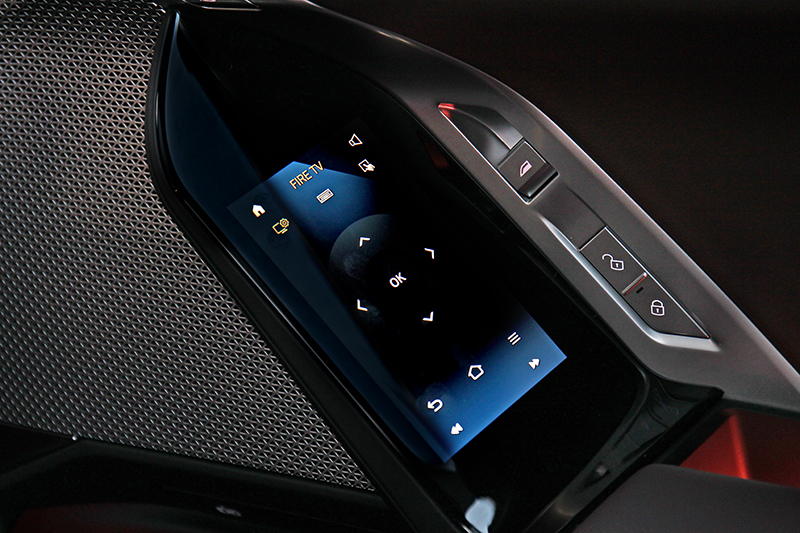 進入選單後懸浮螢幕就無法觸控,需改從5.5吋螢幕操作,這部分有些不便。