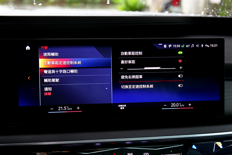 不僅有半自動駕駛，還具備自動變換車道功能。