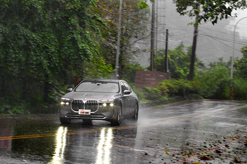 740i Excellence擁有0~100km/h加速5.4秒的實力。
