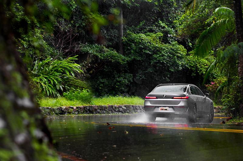 電子懸吊、前後軸自動水平氣壓式懸吊與後軸轉向系統，同時兼顧乘坐舒適與操駕靈活。