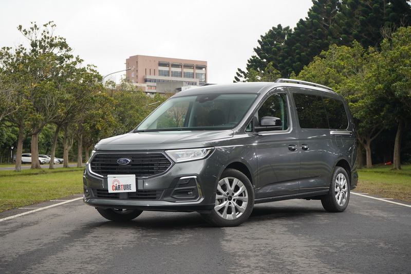Tourneo Connect雖然外觀輪廓與Caddy Maxi差異不大,但整體卻以更為穩重的樣貌呈現