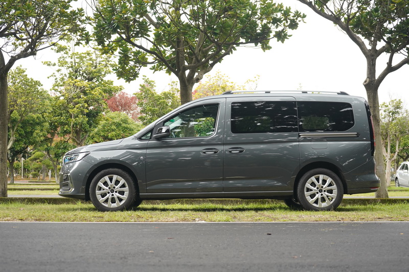 車側與Caddy Maxi幾乎是同一個模子印出來的,無論是門把上的車身腰線亦或側裙鈑件折線幾乎如出一轍