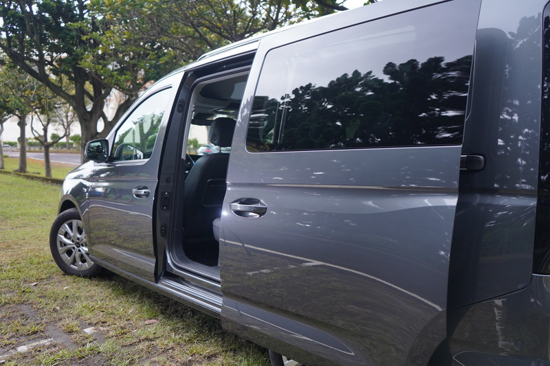 新式側滑門在啟閉過程中相當滑順,不必太費力便能將門往後開啟或關上