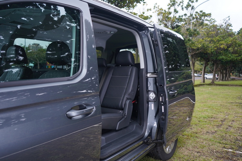 中排座椅與門檻高度也符合絕大多數人的體型,幾乎是腳一跨屁股一挪就可輕鬆滑入座位