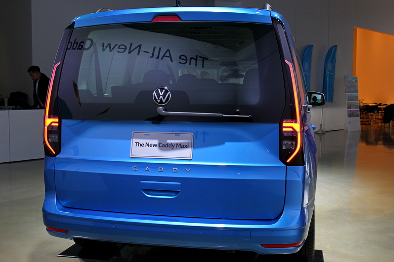 新世代Caddy Maxi透過燻黑燈殼搭配LED導光燈條的方式營造出更濃郁的都會時尚感