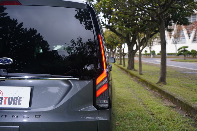 Tourneo Connect在燈條曲線的勾勒上採取相對保守的作法以呼應車頭的造型設計