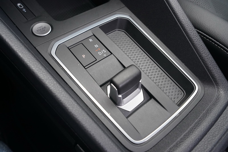 中央鞍座的線傳式短排檔及電子式駐車煞車按鍵皆一脈相傳