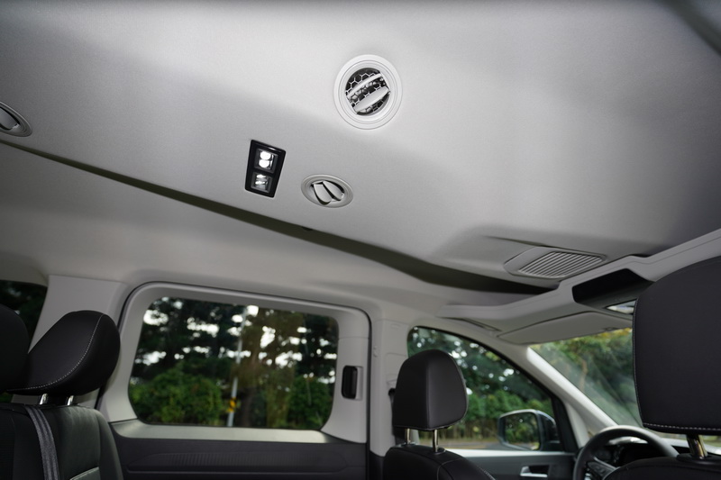 中排及第三排座椅的上方同樣具備有空調出風口，讓後座乘客也能及時享有涼爽的冷風吹拂