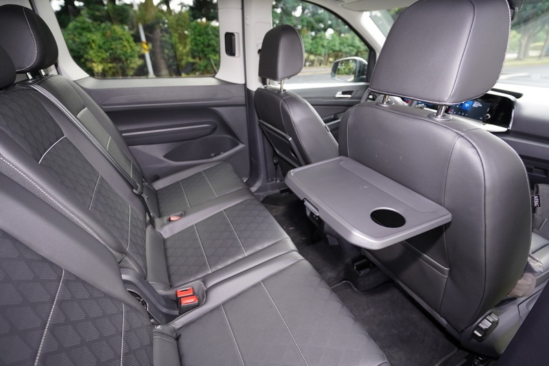雙前座椅後方還附有簡易型的折疊桌，門板處也規劃有豐富的置物空間