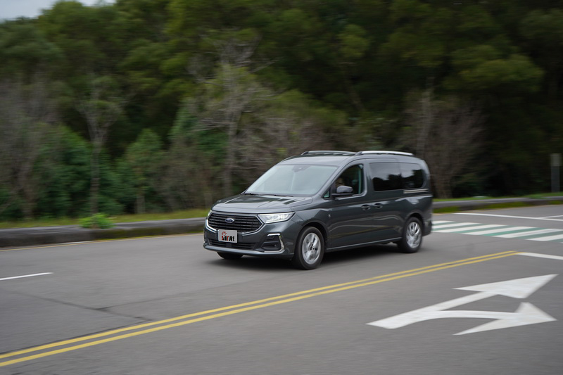 扎實中帶點Q度的路感回饋賦予這代Tourneo Connect不錯的行路質感