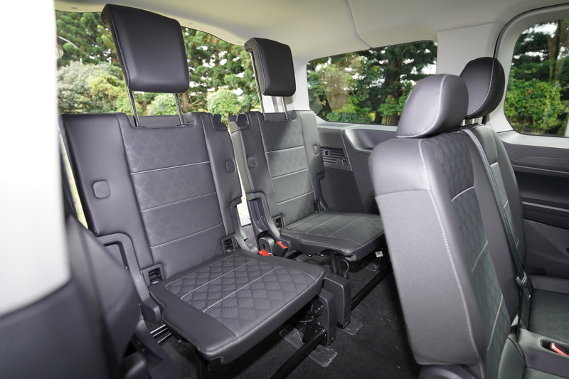 第三排座椅空間不算小,坐進170公分左右成人也不嫌擁擠