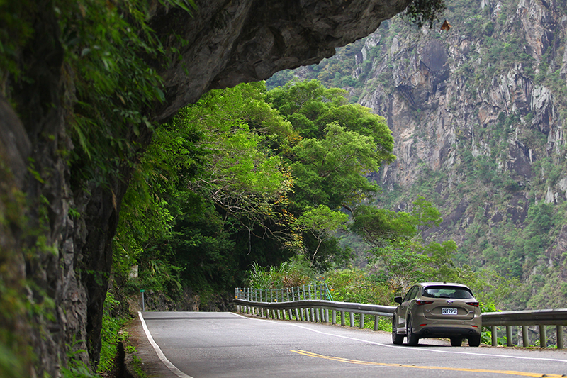 當見著這輛CX-5的「鋯石棕」新色，難保你不會為了這別緻的視覺效果而多看上兩眼。