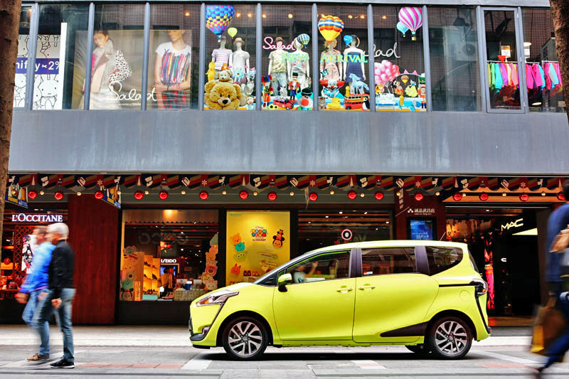 還記得2016年甫上市時的Toyota Sienta？做為廣告的「樂活綠」如今早已不在選擇清單之上。
