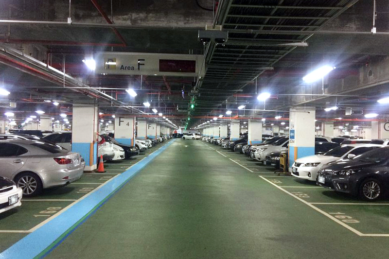 整個停車場滿滿都是白、灰、黑、銀色車，生活也太索然無味了不是嗎？