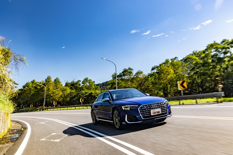 動態模式下S8已不是旗艦房車,而是吞噬道路的速度猛獸。