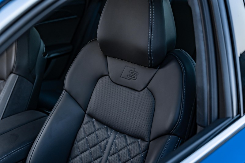 前座為Valcona真皮跑車座椅,除有通風加熱功能,激烈操駕時包覆性也相當足夠。