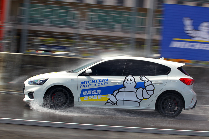 胎紋深度直接影響輪胎的抓地力,進而影響車輛操控性與制動性,輪胎商也致力於維持輪胎磨耗後的抓地力,尤其是溼地表現。