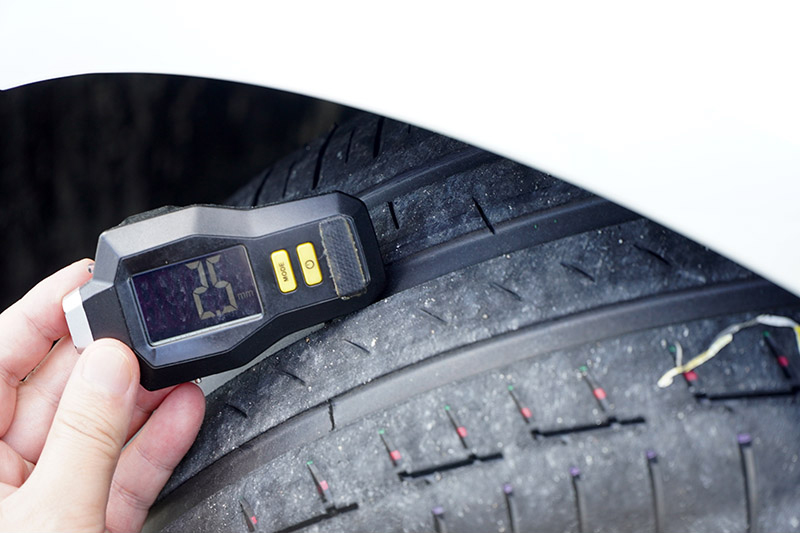 ATS Euromaster 技術人員則建議駕駛人每兩週或至少每月檢查一次輪胎。檢查胎紋建議還是使用專用的量測器具，才能更確保胎紋深度，傳統用10元硬幣的量測法並無法精確量測深度，仍會有風險。