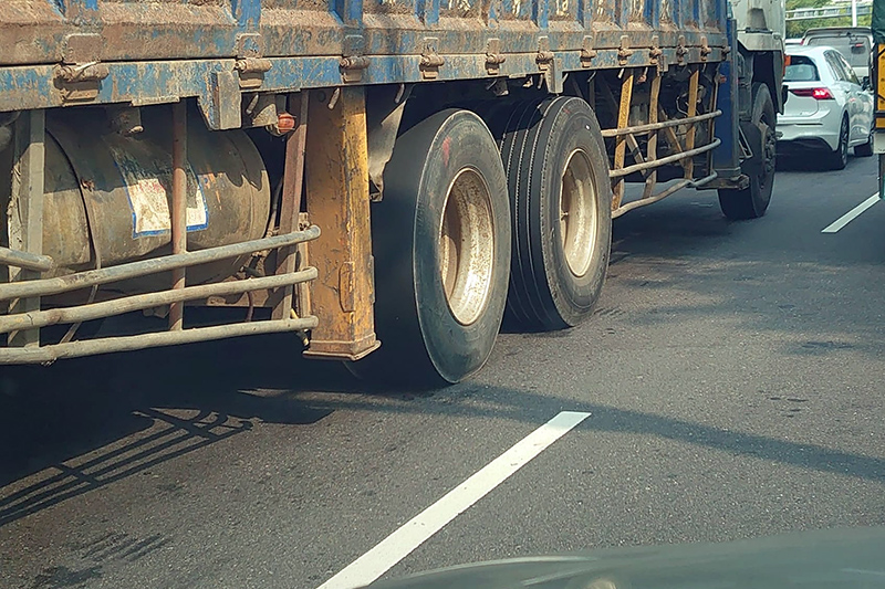 看到這種裝著已經磨到完全無胎紋的車輛,建議還是離它遠一點,只能說台灣的攔檢率與低罰則,對於這種僥倖駕駛人的嚇阻力還是太低。