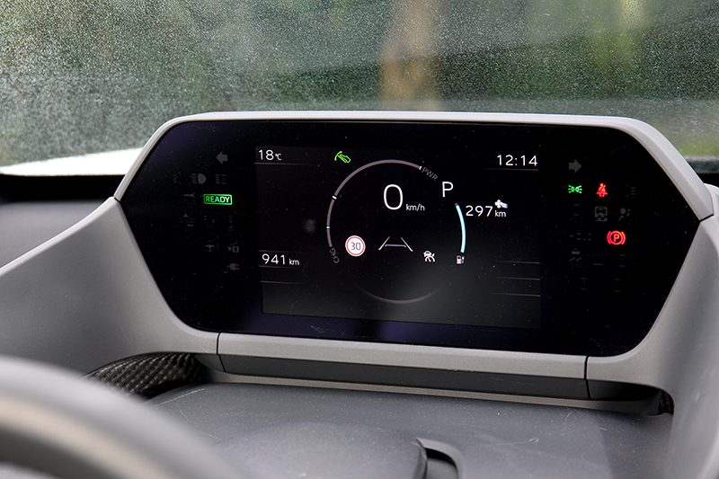 兩車都配置相同的7吋數位儀表。