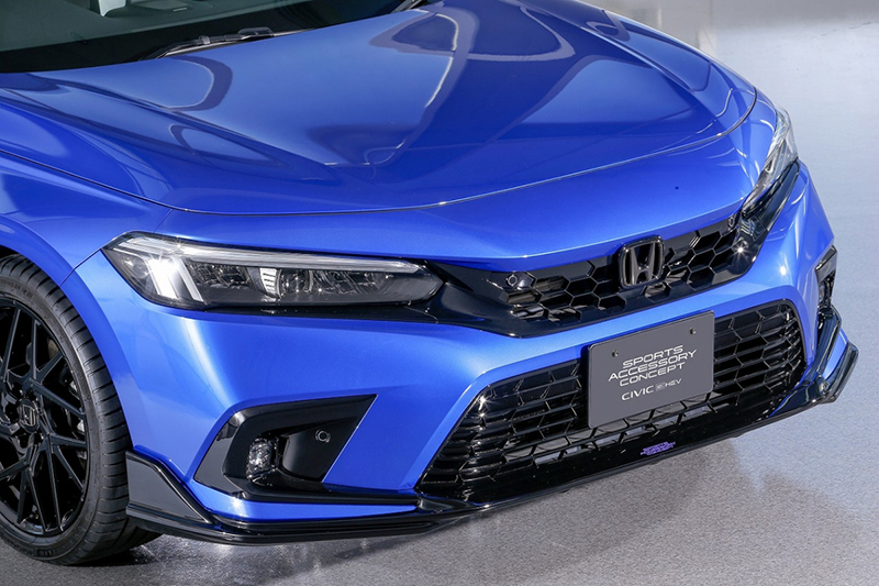 下擾流、側裙、輪圈等都採黑色處理。