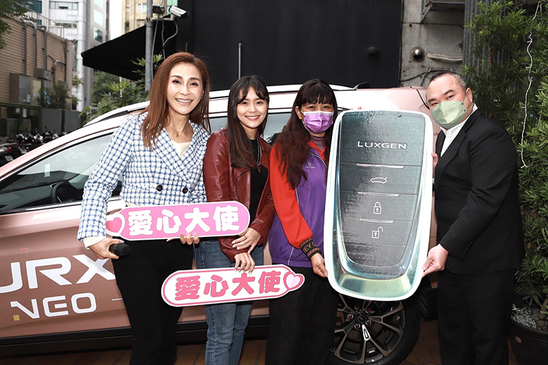 【車勢星聞】梁佑南號召兒女做公益，為台東偏鄉協會募得全新上市的Luxgen URX NEO一台。（圖：民視提供）