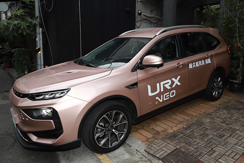 【車勢星聞】梁佑南號召兒女做公益,為台東偏鄉協會募得全新上市的Luxgen URX NEO一台。(圖:民視提供)
