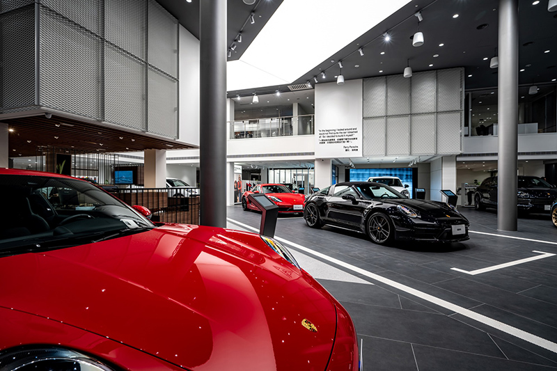 展示中心內部可容納 12 輛展車,不同的主題區域沿著主通道「Racing Line」設置。