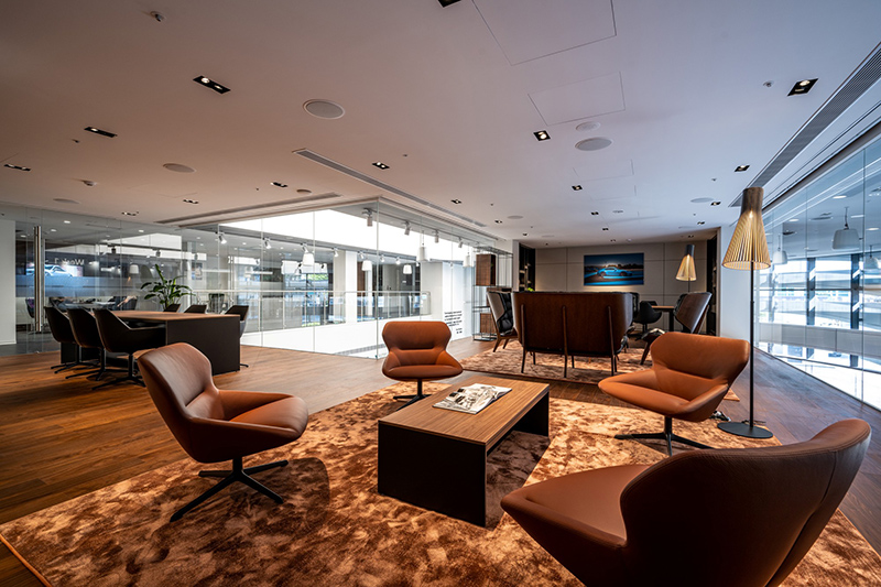 室內設計融入台南府城獨有的特色風貌，並導入最新型態的Porsche Platz專屬客戶休憩區。