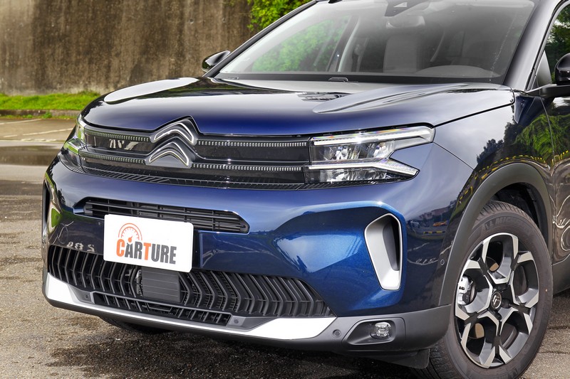 延續雙層式頭燈神髓,新車卻把兩道水平線加以連結,同時帶出中央雙人字型廠徽輪廓。