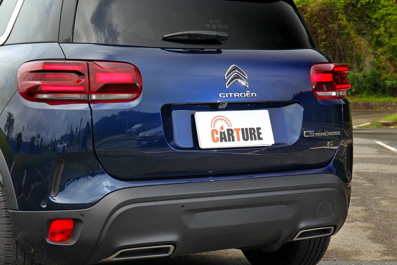 車尾延續既有兼容方正與圓潤的飽滿線條，內容則予以更新，完美呼應車頭之更動。