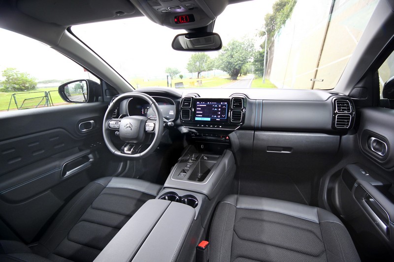 一如車外，座艙內CITROËN C5 AIRCROSS同樣可以大作文章，特別是獨樹一格的設計與細膩精巧的用料值得用心品味。