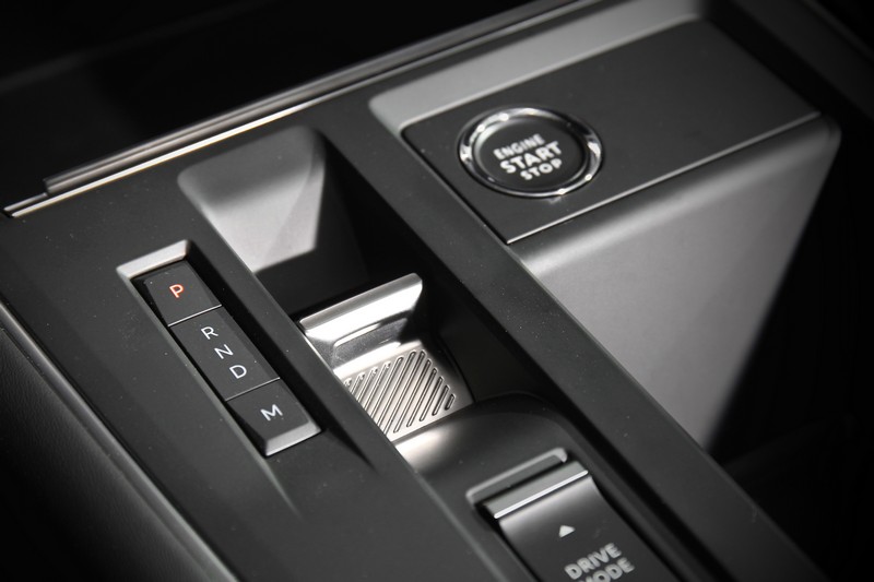 變速系統介面改以E-Toggle線傳電控排檔,提供更精簡且科技化的座艙氛圍。