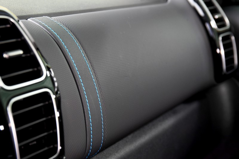 論設計你不得不服法國人，就算理應單調的中控台也可透過簡單的繫帶與跳色縫線妝點提供無限美感與創意。