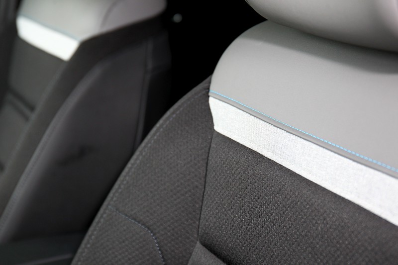 聚焦前座椅背一角即可得知設計功力，連同縫線共計四色且材質相異，卻能形塑和諧也突出的視覺效果。