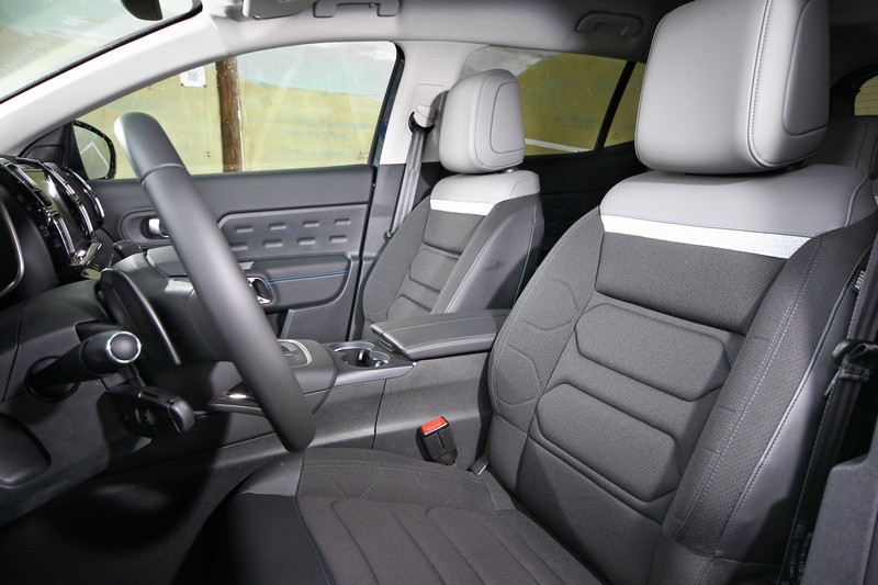 無論前後排皆配置第二代CITROËN ADVANCED COMFORT®頂級舒適座椅,透過特殊材質高密度泡棉並將結構重新設計,因而獲得極致舒適乘坐體驗。