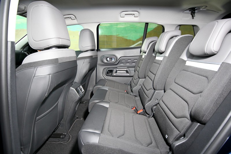 可分別前後滑移同時椅背傾角獨立調整的3/3/3設計後座椅，確保每位乘員都能享有最自在舒適的乘坐體驗。