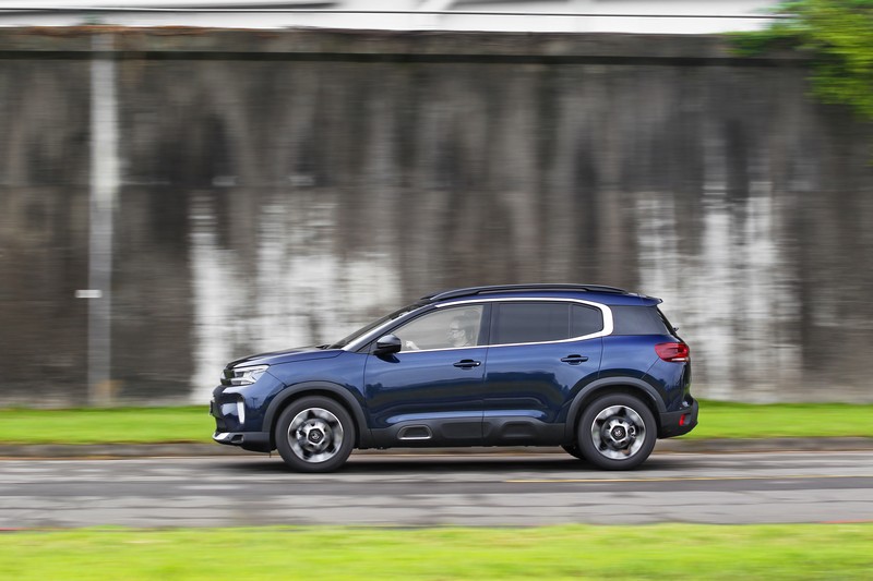 受惠於PHC®魔毯液壓懸吊系統,CITROËN C5 AIRCROSS擁有同級車中絕無對手的舒適乘坐表現。