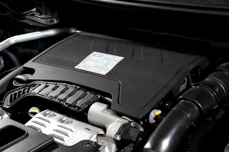 除試駕車的1.2升直列三缸渦輪增壓引擎外，亦有可輸出180bhp與25.5kg-m動能的1.6升直列四缸渦輪增壓引擎可選。