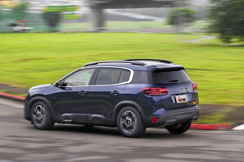 別以為舒適就跑不快，CITROËN C5 AIRCROSS依舊保有法系車獨有的俐落彎中特性。