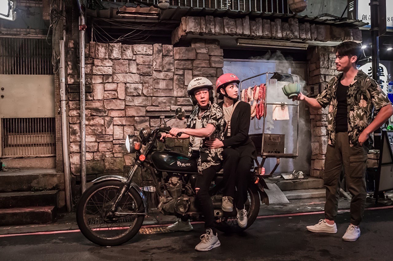 【車勢星聞】李千娜被李康生用香腸車載兜風,沿途「香腸巴臉」還得裝幸福。(圖:禾力文創提供)