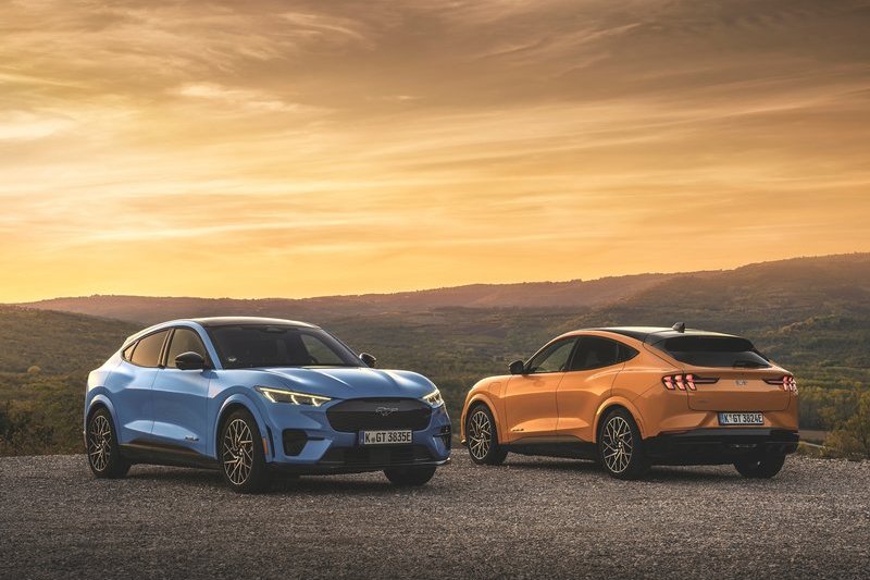 Mustang Mach-E車價也進行調降，入門Mustang Mach-E降價900美元，Mustang Mach-E GT Extended Range車型則降價5,900美元。