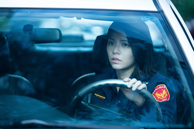 【車勢星聞】宋芸樺開車被當三寶,攝影師也開玩笑:要小心攝影機。(圖:愛奇藝國際站提供)