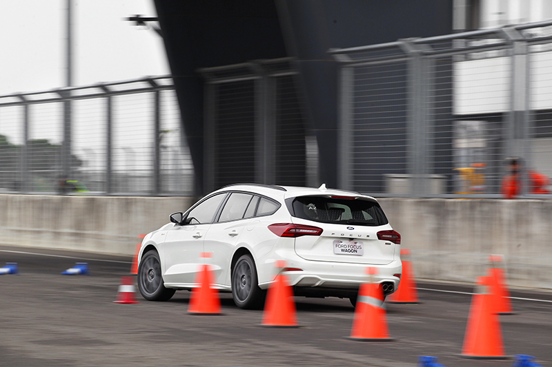 Wagon的反應相當沉穩且車身擺動的幅度不大，方向盤一打車頭立即反應，車尾跟上的速度也頗為迅速