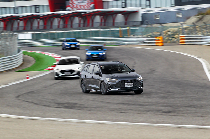 全賽道關卡是由教練開著前導車引領著大家前進,可充分體驗旅行車款的性能與操駕特性